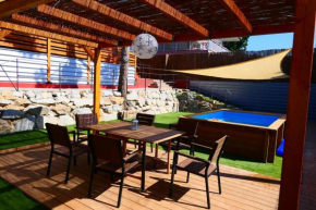 chalet de madera entre arboles